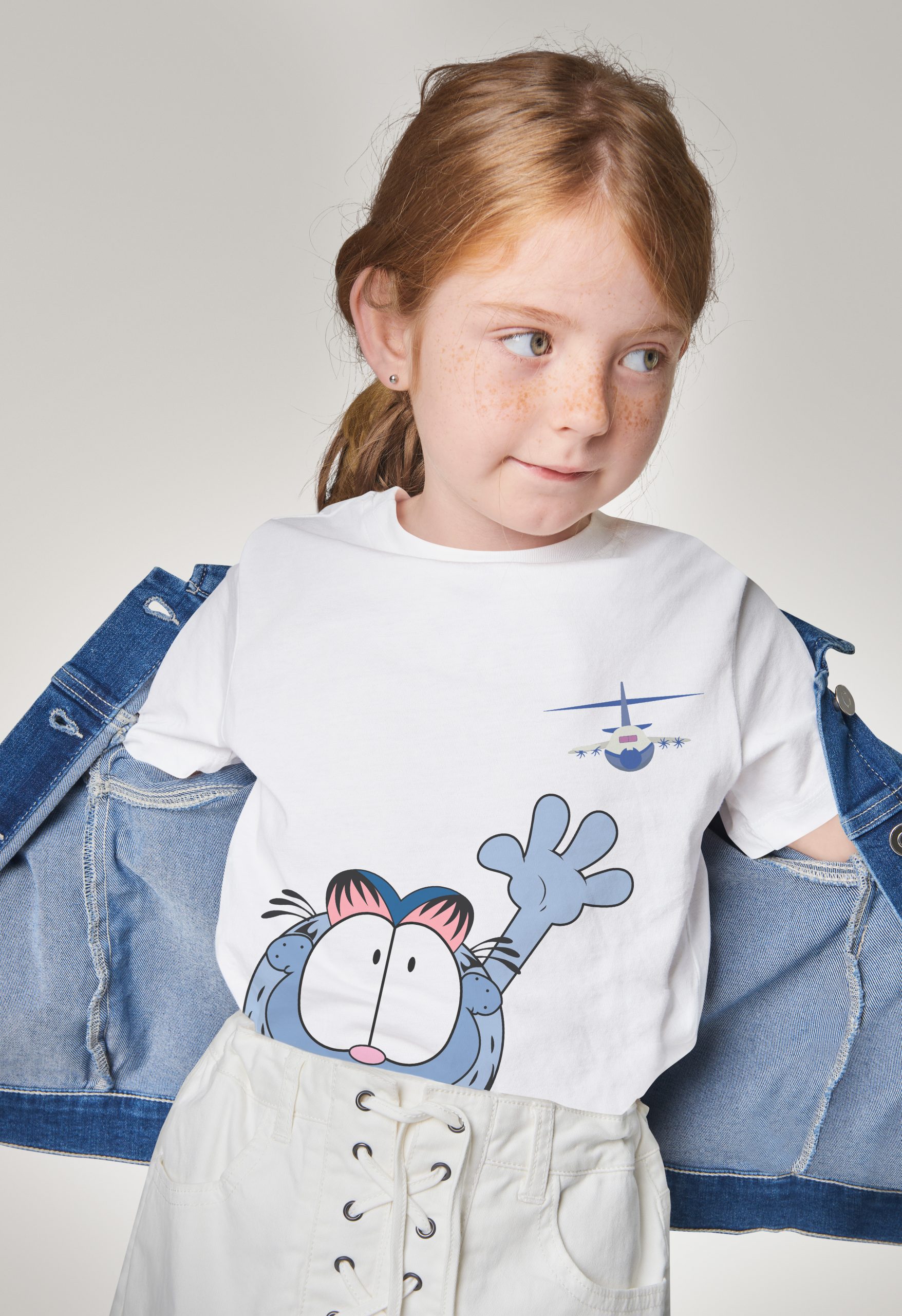 Camiseta infantil airbus nina scaled
