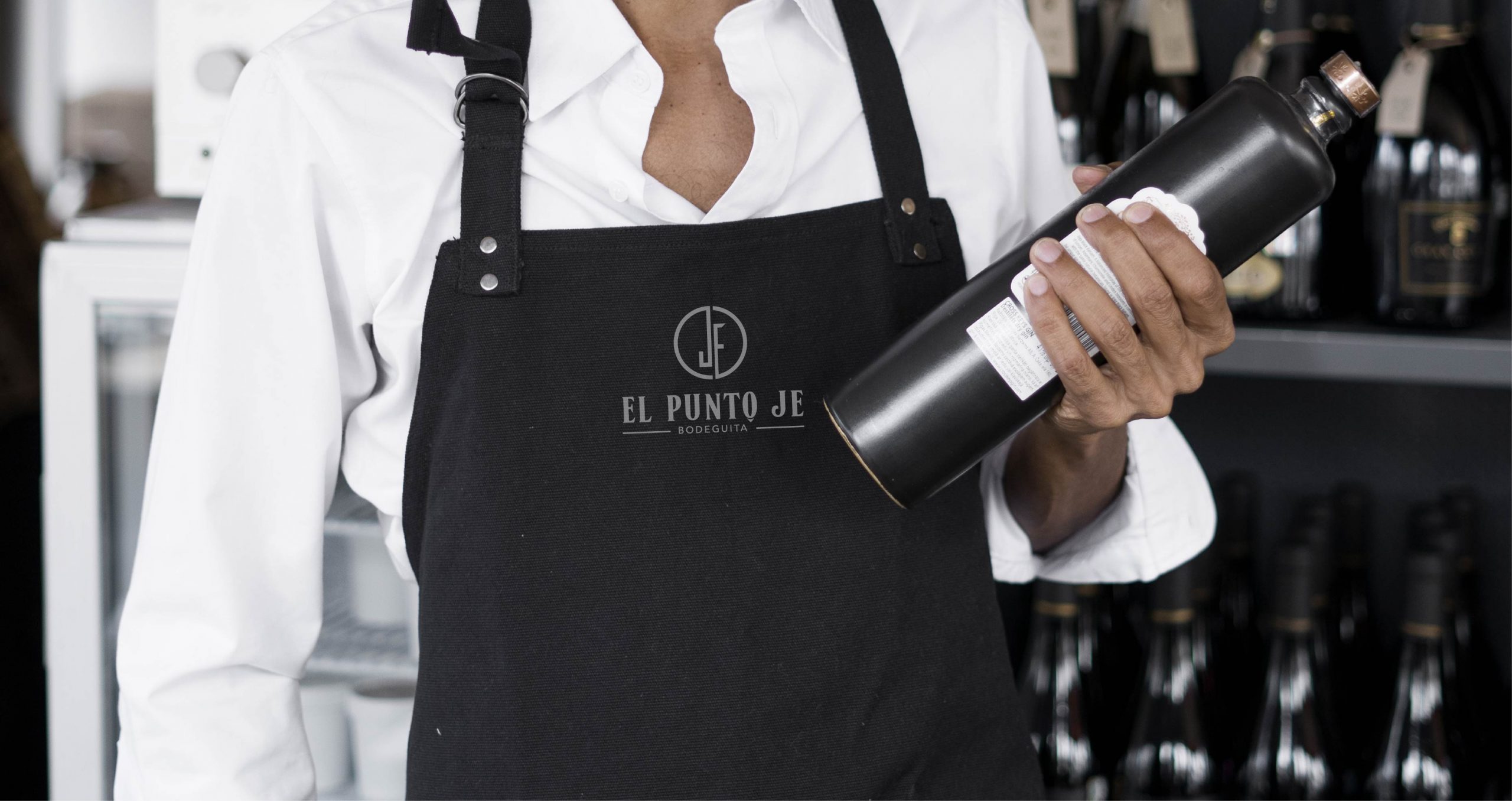 camarero con botella de vino-02-02