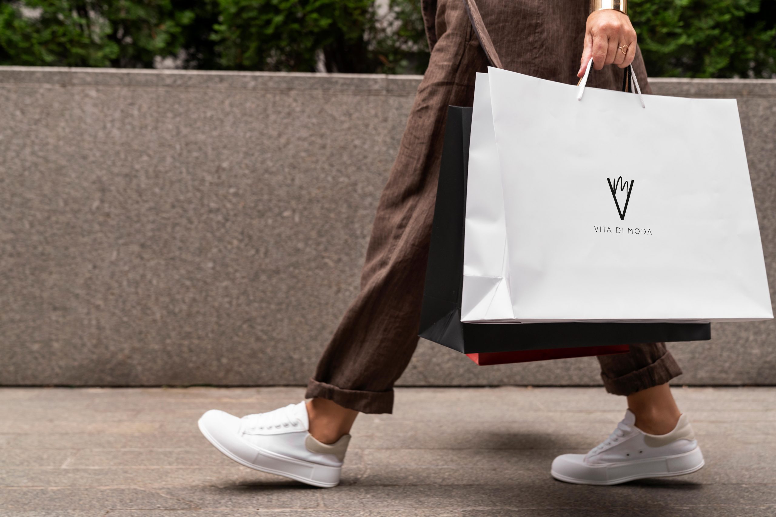 vista lateral mujer rica bolsas compras scaled